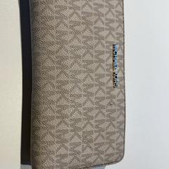 Wallet, as reported by Inntel Hotels Amsterdam Landmark using iLost