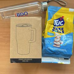 Flasche, Thermoskanne & Kekse, gemeldet von Sheraton Brussels Airport Hotel über iLost