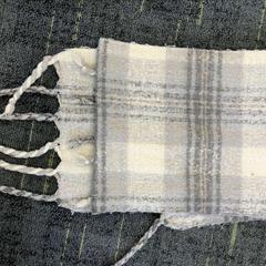 Shawl Gebreid, grote grijs/ witte ruit, as reported by Connexxion Noord Holland Noord Alkmaar using iLost