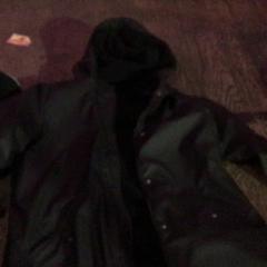 Impermeable Zwart, segons ha informat De Heeren van Aemstel mitjançant iLost