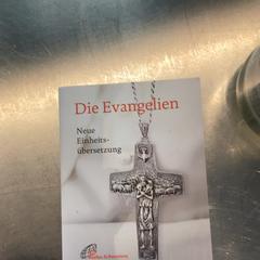 Bibbia It’s a Little book Evangelical, come riportato da MEININGER Hotel Leipzig Hauptbahnhof utilizzando iLost