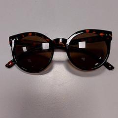 Solglasögon Donker bruin print, rapporterat av Vrije Universiteit Amsterdam med iLost