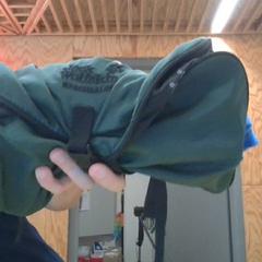 Giacca Navy Green, come riportato da MEININGER Hotel Innsbruck Zentrum utilizzando iLost