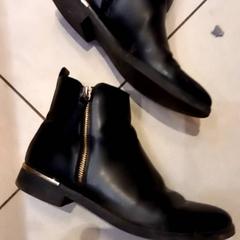 Cipő, amint azt Leonardo Royal Hotel Amsterdam az iLost segítségével jelentette.