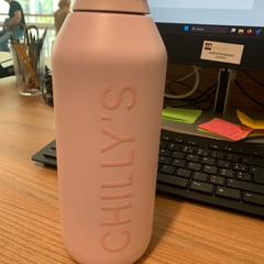 Ur botila steel and rose, gisa salatu by Vrije Universiteit Brussel (VUB) iLost erabiliz