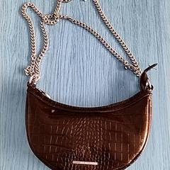 Handtasje Zwart slangenpatroon, segons ha informat Centraal magazijn mitjançant iLost