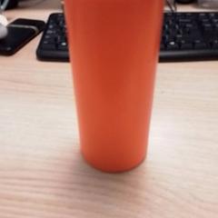 Láhev na pití Oranje, jak nahlášeno Qbuzz Fryslân pomocí iLost