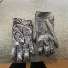 Hansker, som rapportert av Hotel V Fizeaustraat ved bruk av iLost