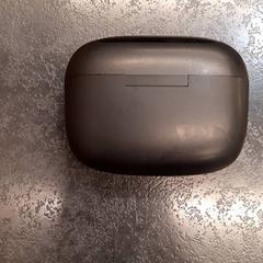 Draadloze oortjes in houder, zgłoszono przez Rotterdam The Hague Airport przy użyciu iLost