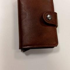 Portemonnee Abujazar، كما تم الإبلاغ عنه بواسطة Centraal magazijn عبر iLost