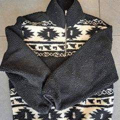 Pulóver Zwart met wit, amint azt Regio West-Vlaanderen az iLost segítségével jelentette.