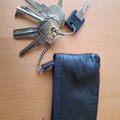 sleutelbos in zwart hoesje, som rapportert til iLost