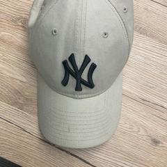 Boné Beige, como reportado por Pathé Delft utilizando o iLost