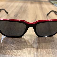 Occhiali da sole zwart montuur met rood  /  op sterkte, come riportato da Gemeente Zevenaar utilizzando iLost