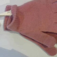 Kesztyű ENFANT, amint azt Relais Azalys az iLost segítségével jelentette.