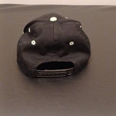 Gorra verde y negro, como reportado por RÍO Shopping - Valladolid utilizando o iLost
