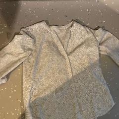 Blúz, amint azt Room Mate Bruno az iLost segítségével jelentette.