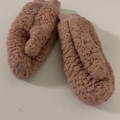 Handskar Rose, rapporterat av IKEA Mons med iLost