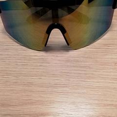 Óculos de sol, como reportado por Qbuzz Fryslân utilizando o iLost