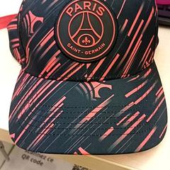 Boné Noir et rose, como reportado por IKEA Lille utilizando o iLost