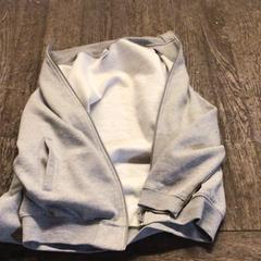 Mellény Grijs, zachte binnenkant, amint azt De Heeren van Aemstel az iLost segítségével jelentette.