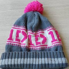 衣類 - Grijs/roze muts がiLostで Centraal magazijn によって報告されました