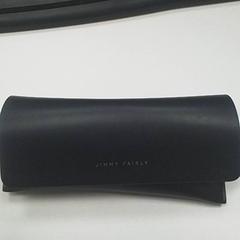 Etui à lunettes avec lunettes, a été signalé par ilévia utilisant iLost