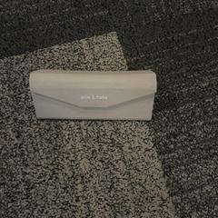 Pouzdro na brýle s brýlemi Beige, jak nahlášeno Jaarbeurs pomocí iLost