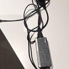 Elektronika Zwarte oplader, amint azt Bibliotheek Neude (Utrecht) az iLost segítségével jelentette.
