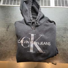 Pullover, gemeldet von Hotel V Fizeaustraat über iLost