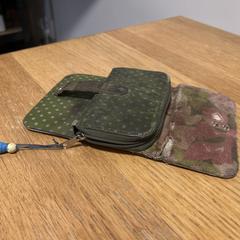Green and Pink Wallet, jak bylo nahlášeno na iLost