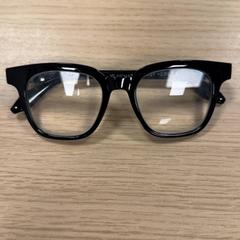 Óculos Zwart, como reportado por Pathé Amsterdam Noord utilizando o iLost