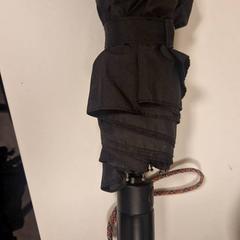 Esernyő, amint azt Koninklijk Theater Carré az iLost segítségével jelentette.