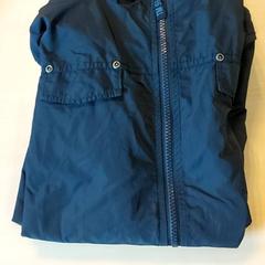 Ropa - Jas blauw, ha sido reportado por Regio Oost-Vlaanderen con iLost