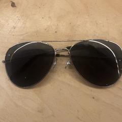 نظارات شمسية، كما تم الإبلاغ عنه بواسطة Pathé Utrecht Leidsche Rijn عبر iLost