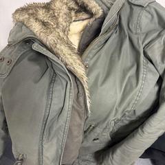 Chaqueta donkergroene jas, ha sido reportado por VITAZ campus Sint-Niklaas con iLost