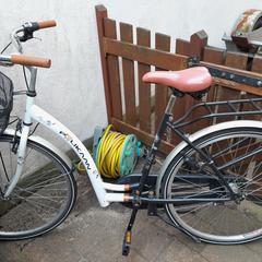 Witte dames fiets met zwart mandje; Pelikaan Roses, ako bolo nahlásené iLost
