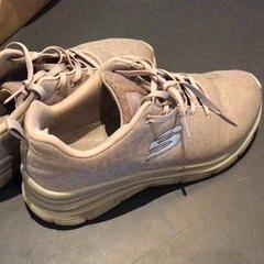 Shoe Sketcher sneakers, as reported by Van der Valk Hotel Amsterdam Zuidas using iLost