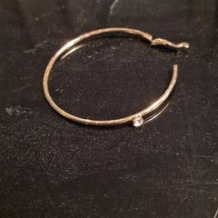 Gouden slavenarmband met steentje, som rapporterats till iLost