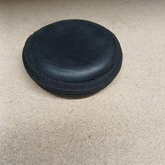 Funda per a auriculars, segons ha informat Qbuzz GD Groningen Peizerweg mitjançant iLost
