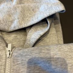 Maglione Grijs vest, come riportato da Rotterdam Ahoy utilizzando iLost