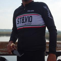 Zwarte heren koerstrui/jas met de naam Stelvio voorop