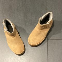 Des chaussures Beige Winter Boots, a été signalé par MEININGER Hotel Vienna Downtown Sissi utilisant iLost