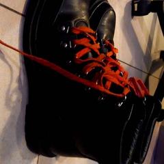 Schuhe, gemeldet von Leonardo Royal Hotel Amsterdam über iLost