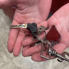 Sleutelbos met rood glitter hartje, iLost에 보고됨