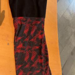 ショール & ネックウォーマー Rood,zwart がiLostで Pathé Ede によって報告されました