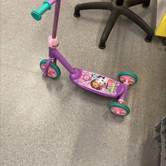 Scooter couleur violette , trois roues, as reported by IKEA Marseille La Valentine using iLost