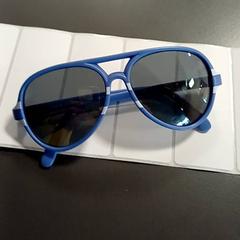 Occhiali da sole Bleu, come riportato da IKEA Strasbourg utilizzando iLost