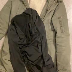 Winter jacket + black dress, iLost를 사용하여 MEININGER Hotel Copenhagen에 보고됨