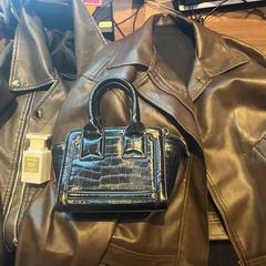Kleding, tas en parfum, como reportado por Haven Hotel Rotterdam utilizando o iLost